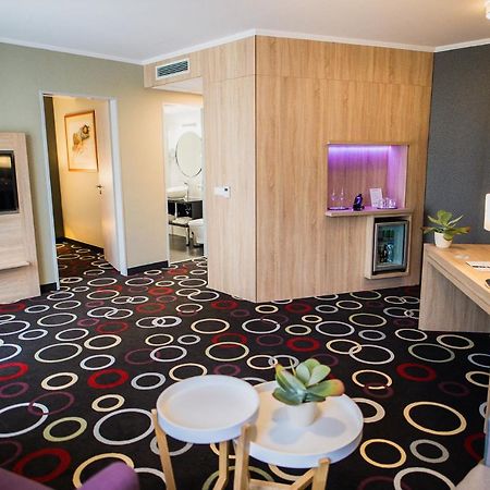 Garden Hotel Wellness Es Konferencia โซลนอค ภายนอก รูปภาพ