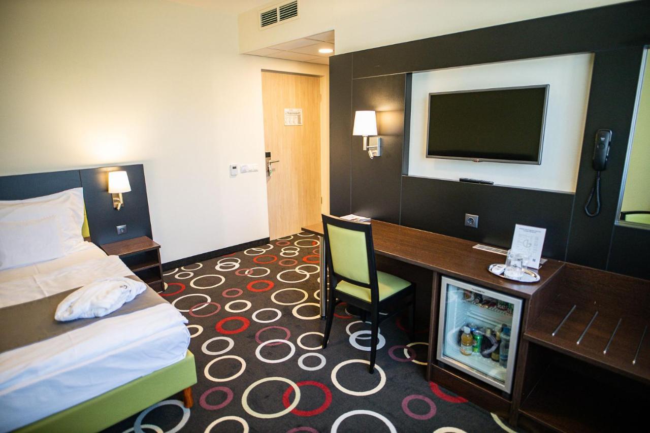 Garden Hotel Wellness Es Konferencia โซลนอค ภายนอก รูปภาพ