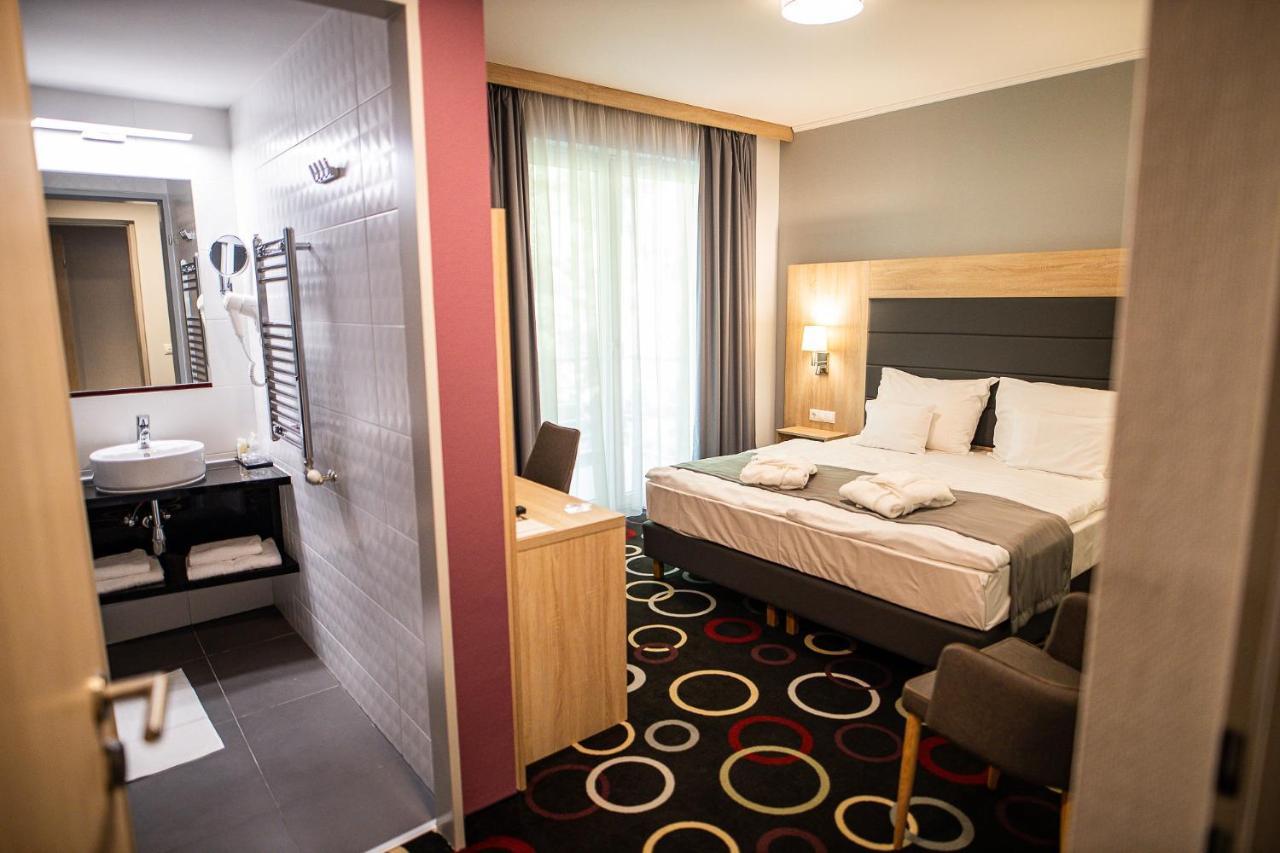 Garden Hotel Wellness Es Konferencia โซลนอค ภายนอก รูปภาพ