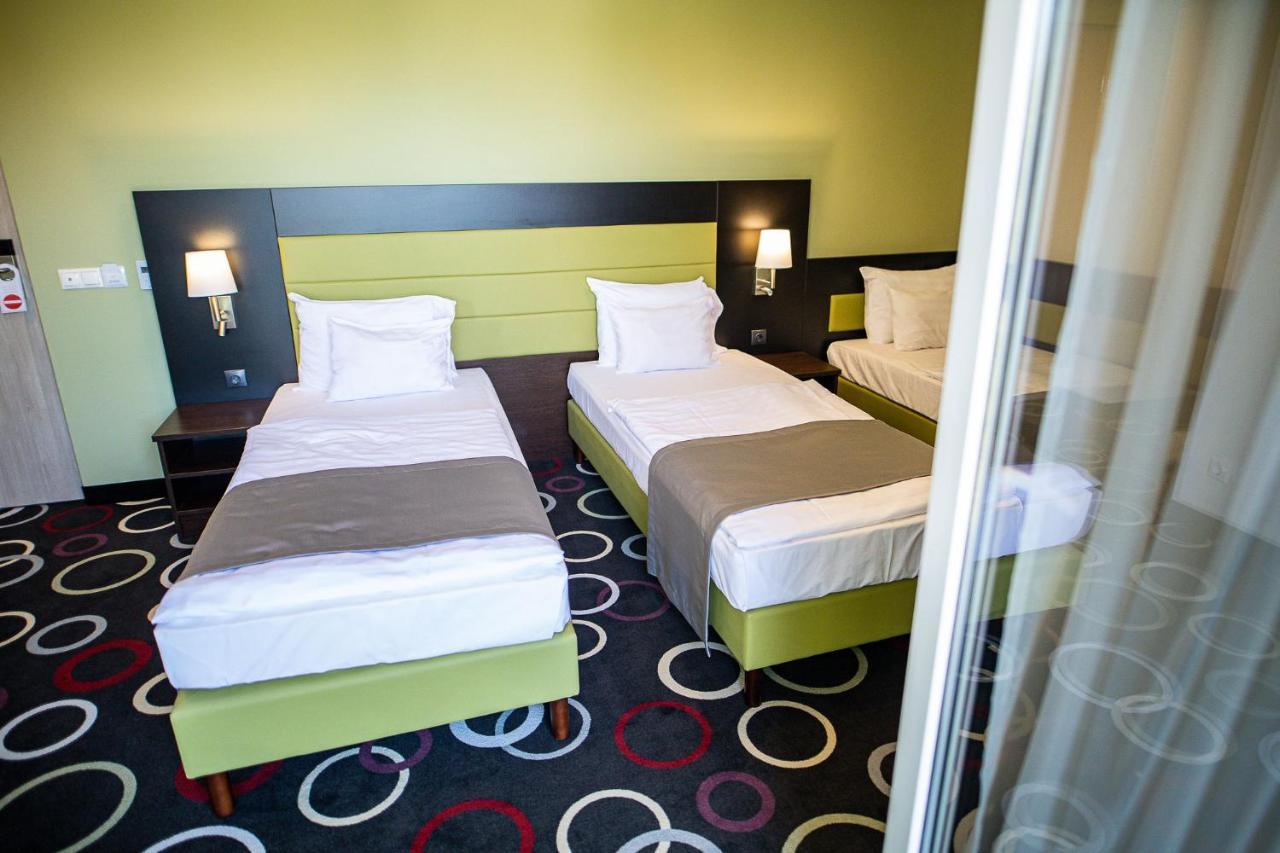 Garden Hotel Wellness Es Konferencia โซลนอค ภายนอก รูปภาพ