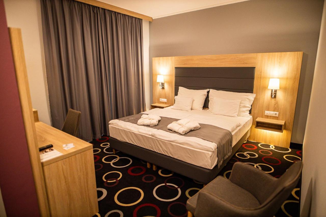 Garden Hotel Wellness Es Konferencia โซลนอค ภายนอก รูปภาพ