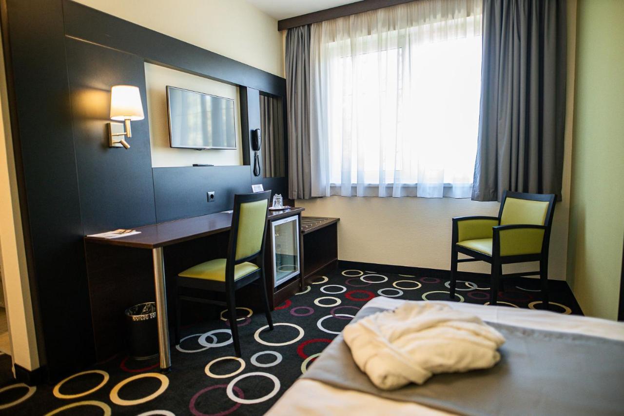 Garden Hotel Wellness Es Konferencia โซลนอค ภายนอก รูปภาพ