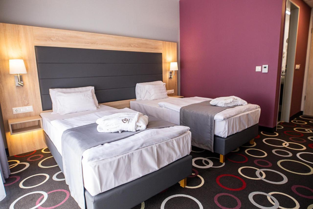 Garden Hotel Wellness Es Konferencia โซลนอค ภายนอก รูปภาพ