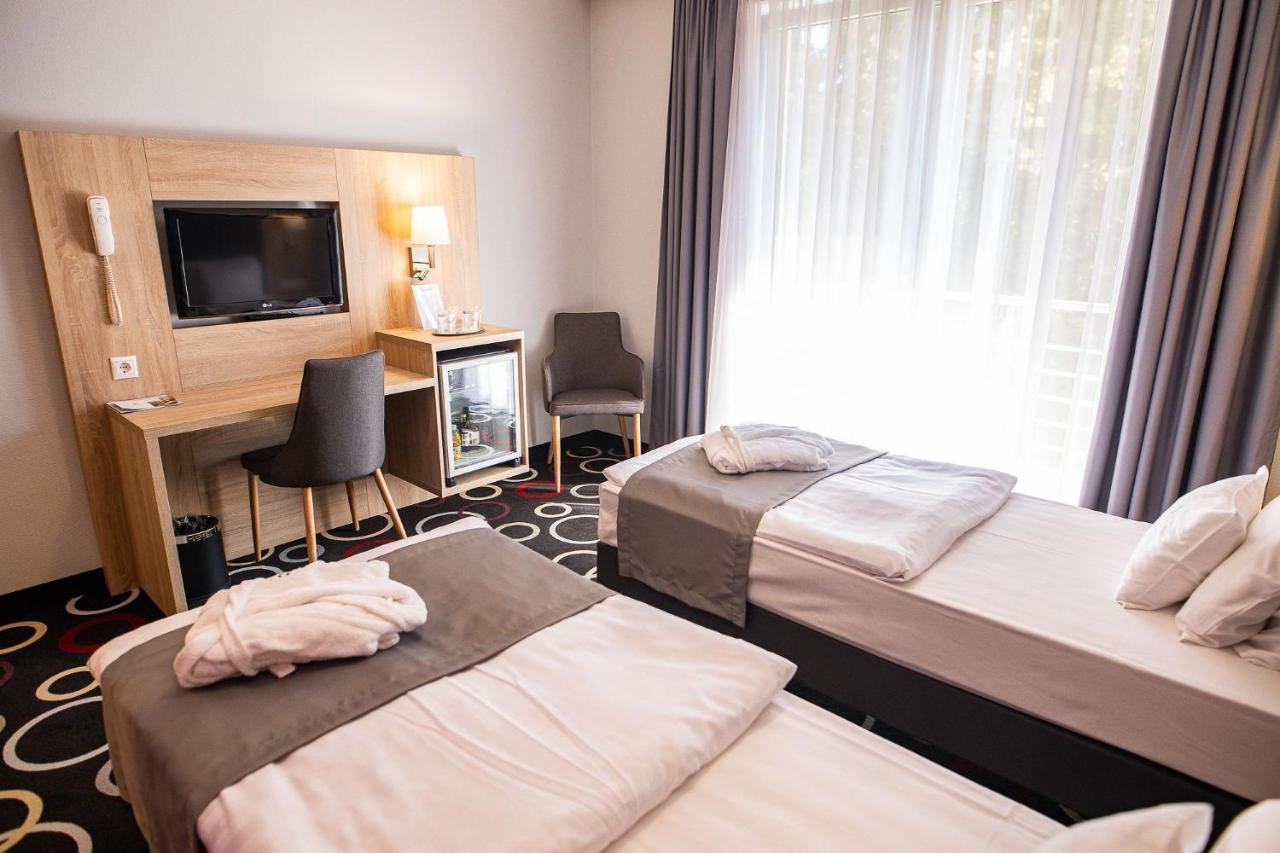Garden Hotel Wellness Es Konferencia โซลนอค ภายนอก รูปภาพ