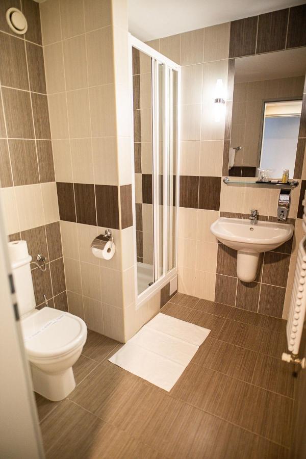 Garden Hotel Wellness Es Konferencia โซลนอค ภายนอก รูปภาพ