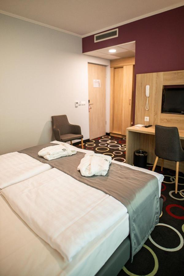 Garden Hotel Wellness Es Konferencia โซลนอค ภายนอก รูปภาพ