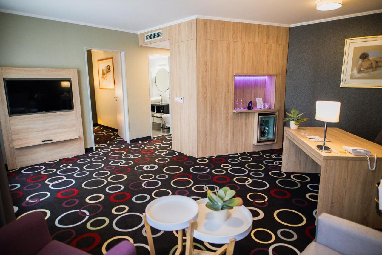 Garden Hotel Wellness Es Konferencia โซลนอค ภายนอก รูปภาพ