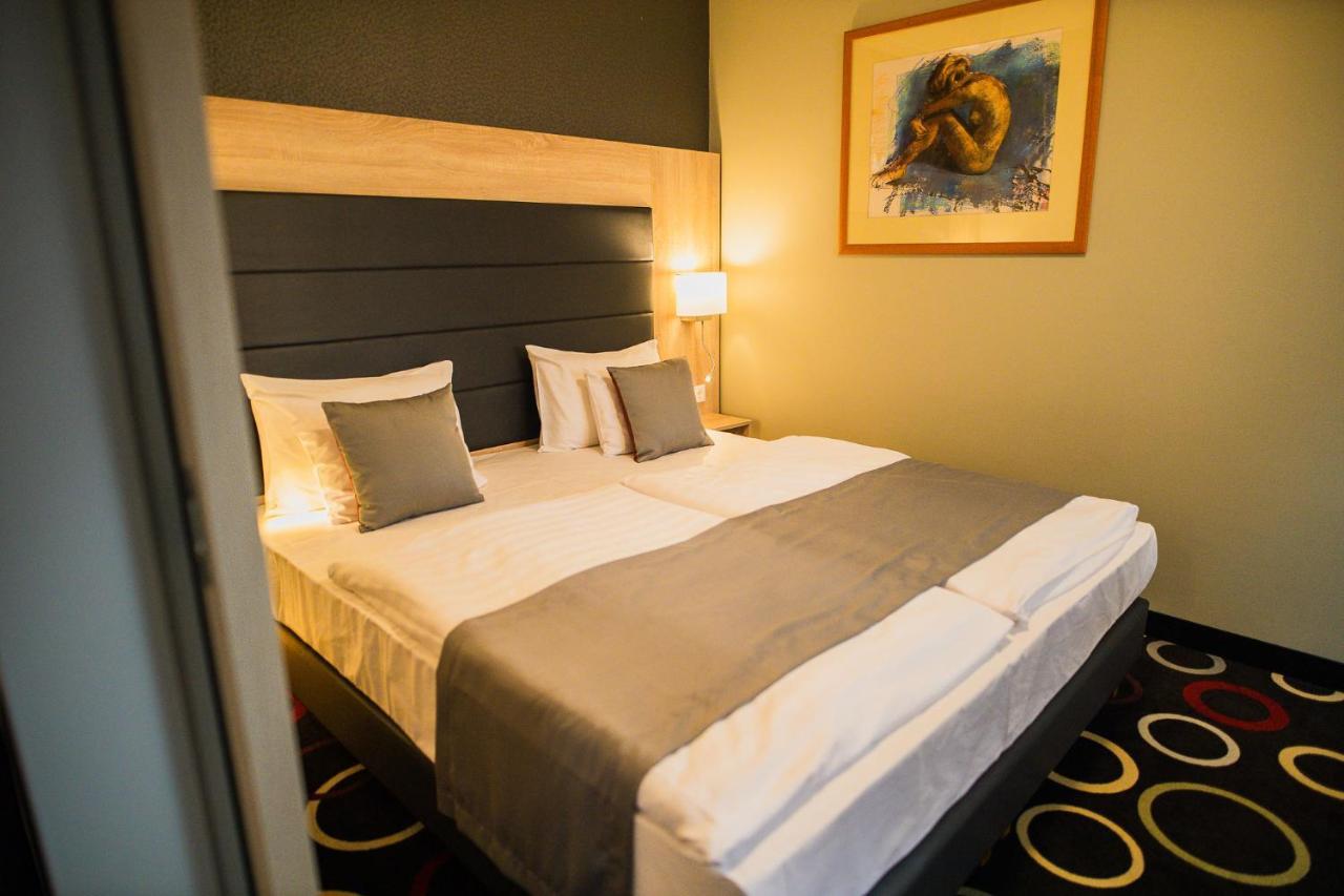 Garden Hotel Wellness Es Konferencia โซลนอค ภายนอก รูปภาพ