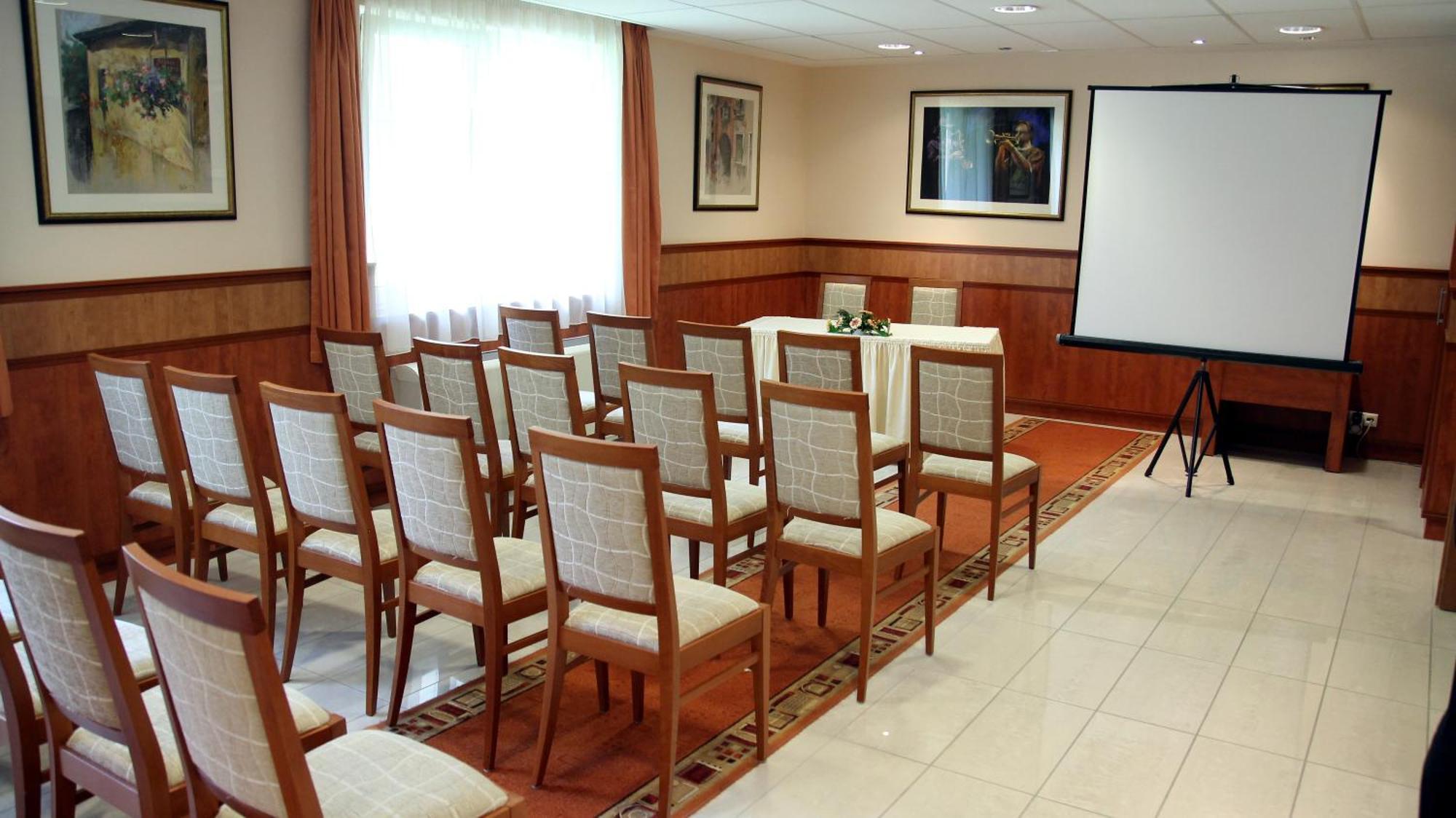 Garden Hotel Wellness Es Konferencia โซลนอค ภายนอก รูปภาพ