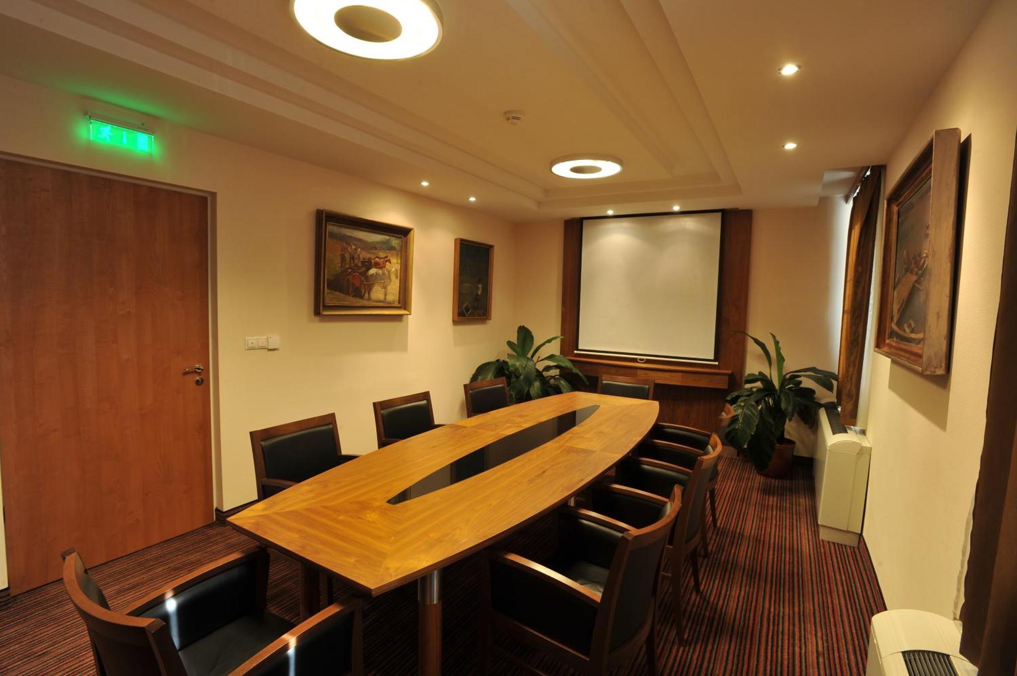 Garden Hotel Wellness Es Konferencia โซลนอค ภายนอก รูปภาพ