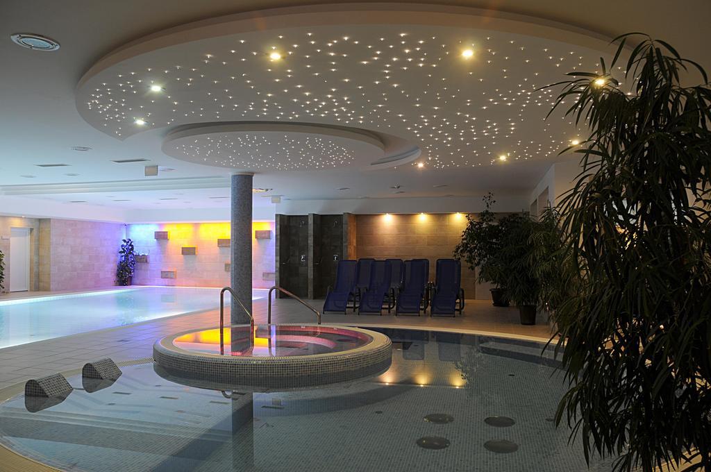 Garden Hotel Wellness Es Konferencia โซลนอค ภายนอก รูปภาพ