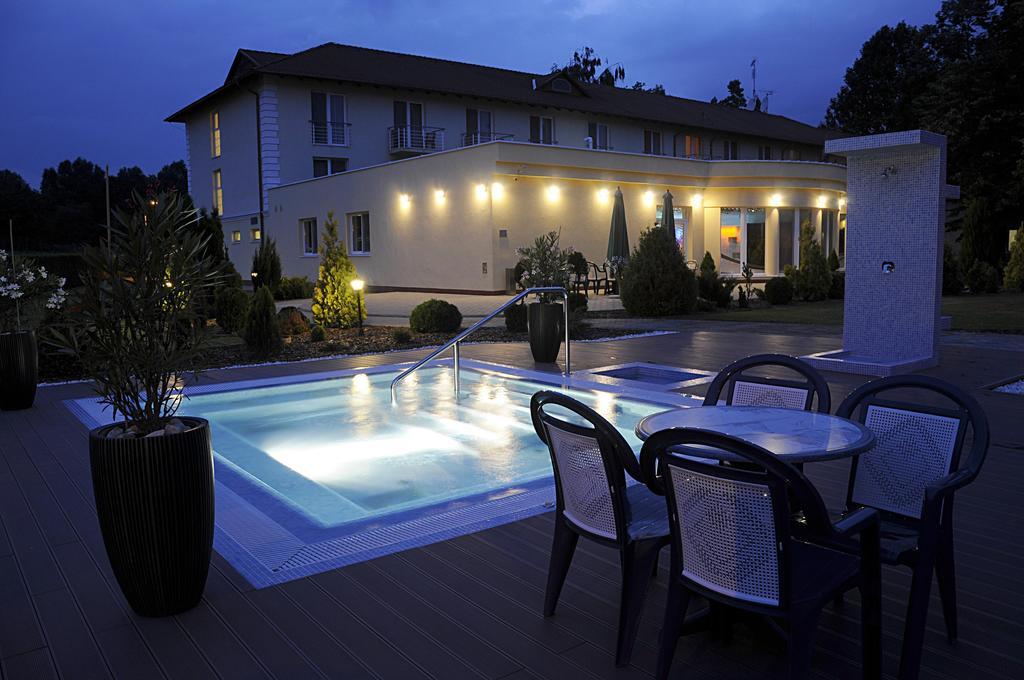 Garden Hotel Wellness Es Konferencia โซลนอค ภายนอก รูปภาพ