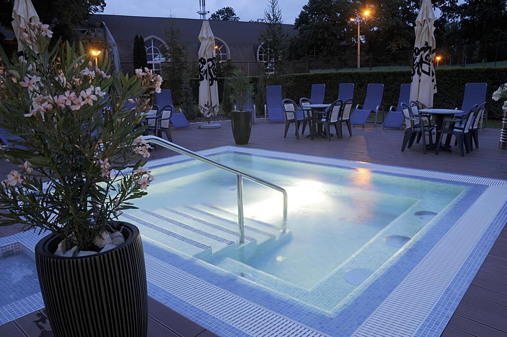 Garden Hotel Wellness Es Konferencia โซลนอค ภายนอก รูปภาพ