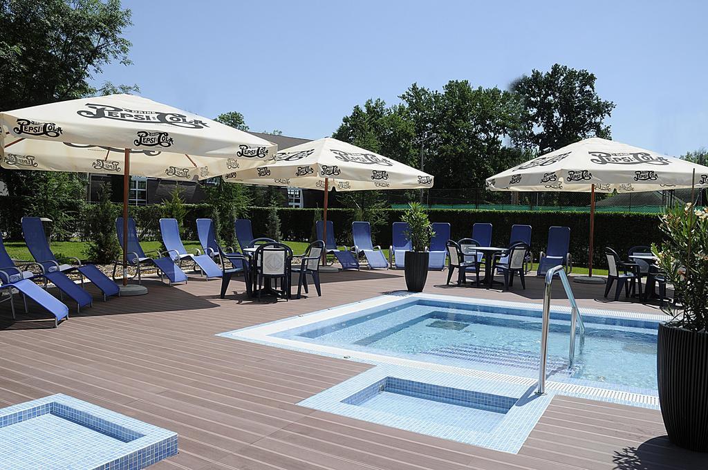 Garden Hotel Wellness Es Konferencia โซลนอค ภายนอก รูปภาพ