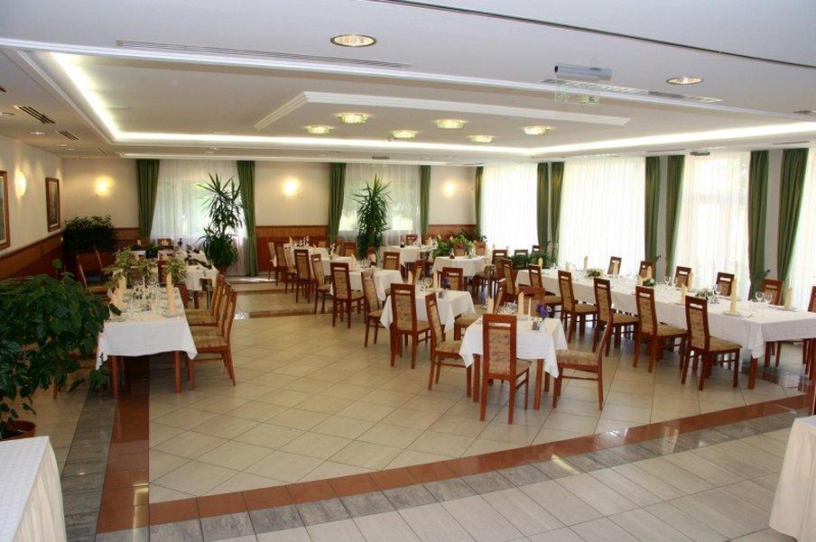 Garden Hotel Wellness Es Konferencia โซลนอค ร้านอาหาร รูปภาพ