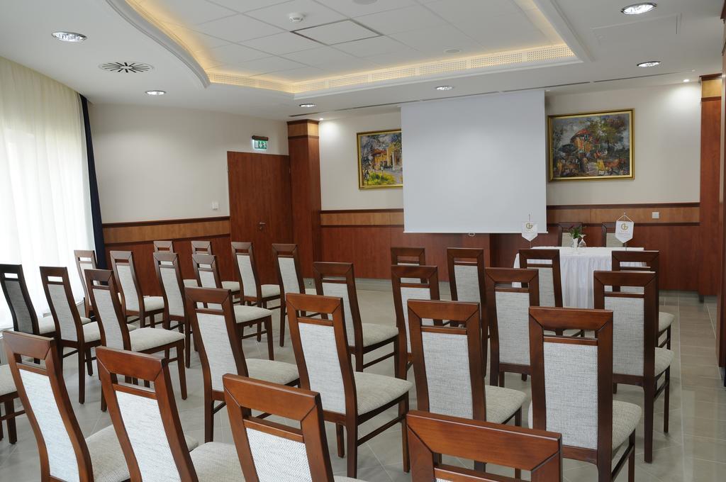Garden Hotel Wellness Es Konferencia โซลนอค ภายนอก รูปภาพ