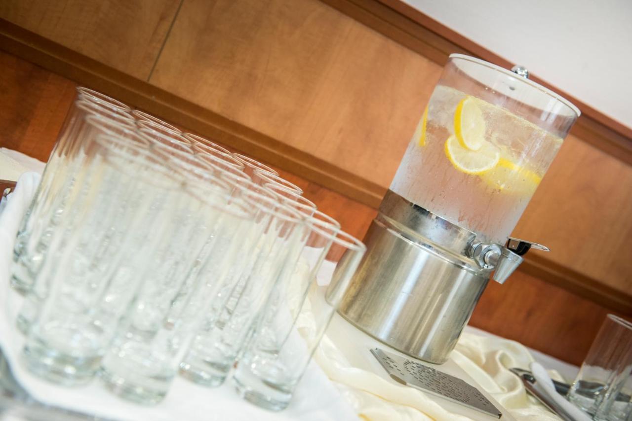 Garden Hotel Wellness Es Konferencia โซลนอค ภายนอก รูปภาพ