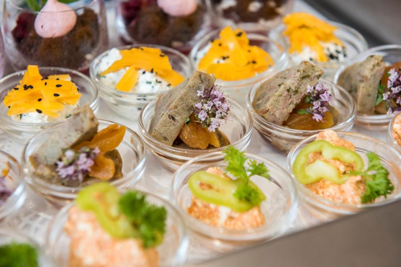 Garden Hotel Wellness Es Konferencia โซลนอค ภายนอก รูปภาพ