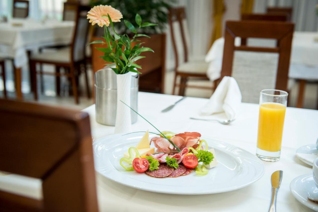 Garden Hotel Wellness Es Konferencia โซลนอค ภายนอก รูปภาพ