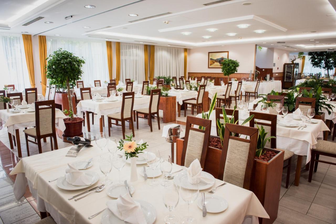 Garden Hotel Wellness Es Konferencia โซลนอค ภายนอก รูปภาพ